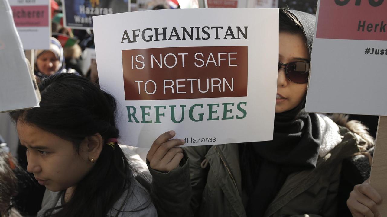 Frauen protestieren während der Afghanistan Geberkonferenz in Brüssel. 