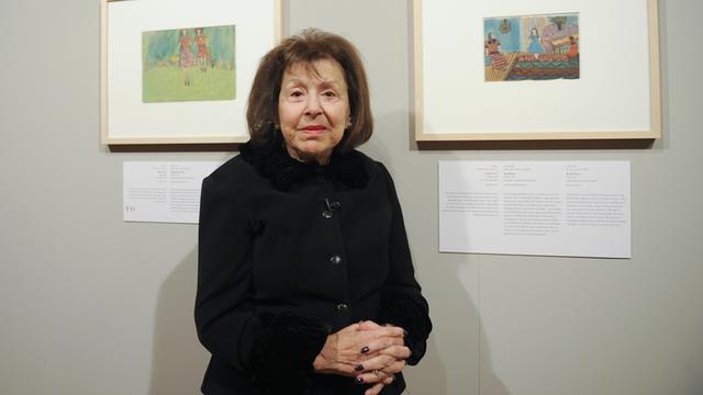 Die Künstlerin Nelly Toll steht vor ihren Bildern in der Ausstellung "Kunst aus dem Holocaust - 100 Werke aus der Gedenkstätte Yad Vashem" im Deutschen Historischen Museum in Berlin.