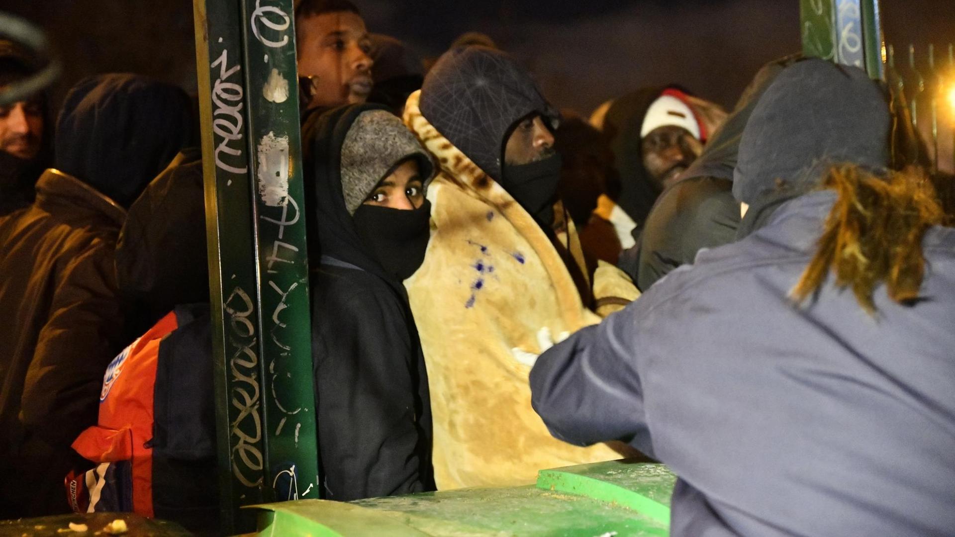 Polizisten überwachen die Evakuierung eines Flüchtlingscamps im Norden von Paris am 28. Januar 2020. Polizisten überwachen die Evakuierung eines Flüchtlingscamps im Norden von Paris am 28. Januar 2020.
