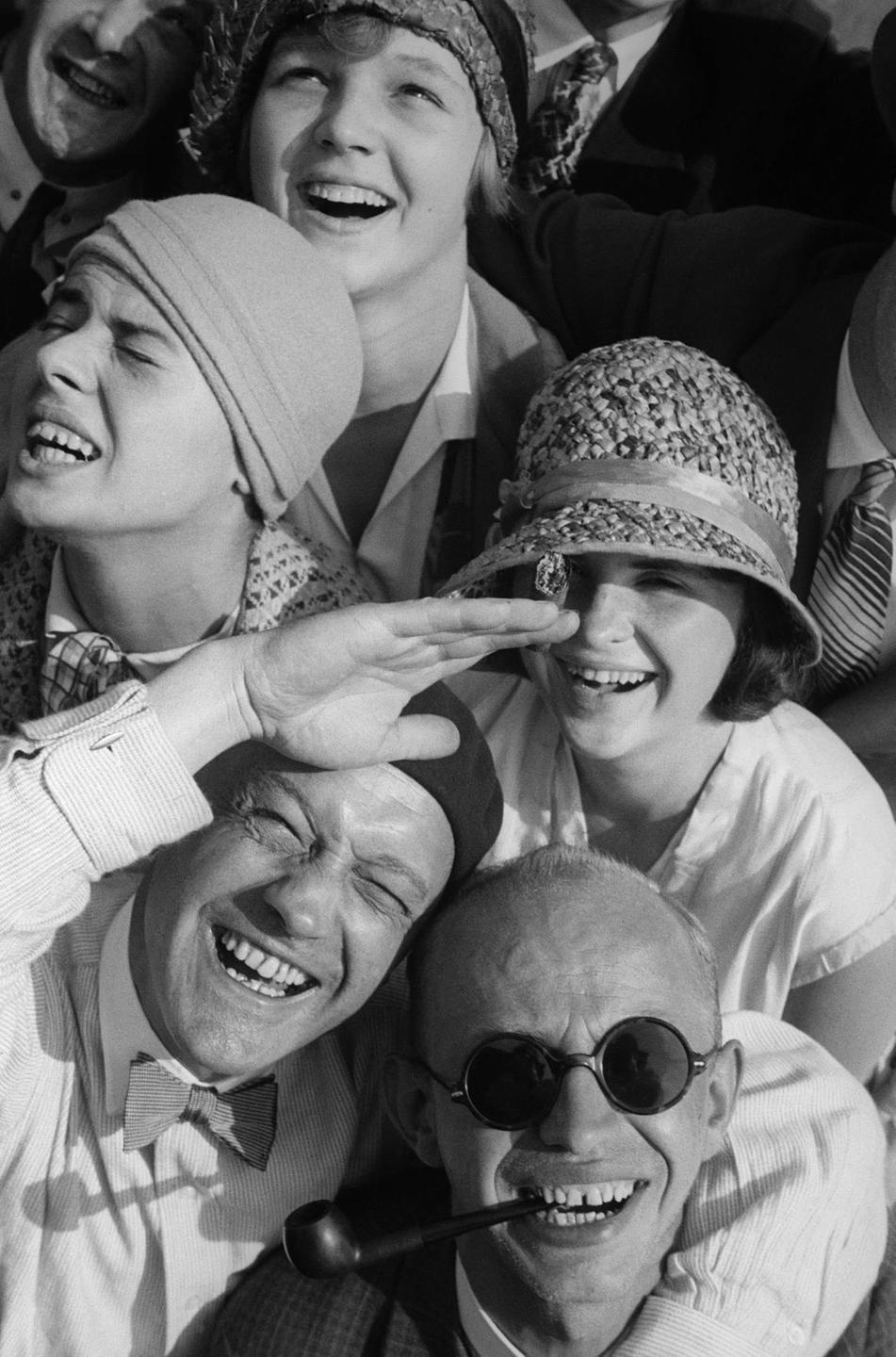 Gruppenbild mit Damen: Fotograf Paul Wolff (unten links, mit Mütze) Gruppenbild mit Damen: Fotograf Paul Wolff (unten links, mit Mütze)