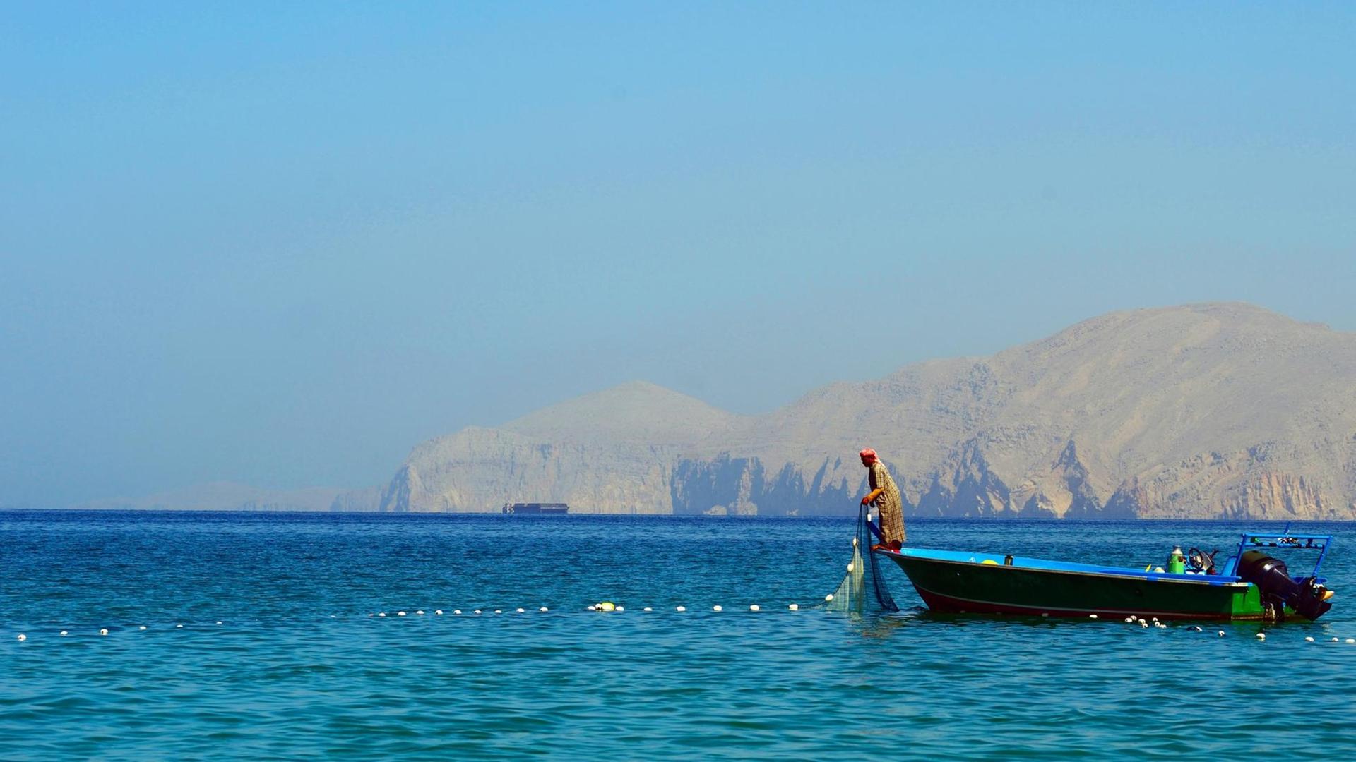 Fischer in einem Boot in der Straße von Hormus, in Musandam, Oman. Fischer in einem Boot in der Straße von Hormus, in Musandam, Oman.