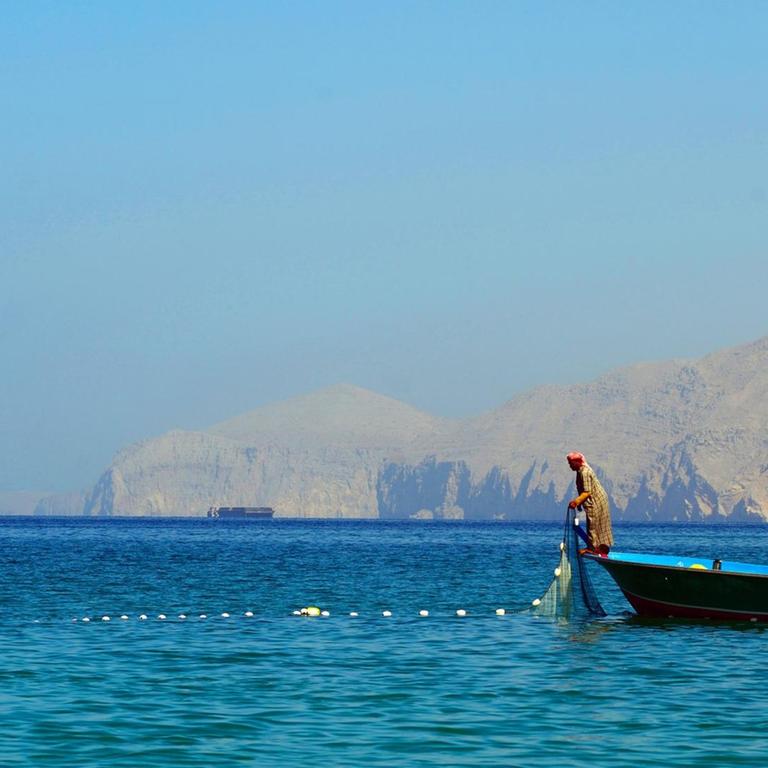 Fischer in einem Boot in der Straße von Hormus, in Musandam, Oman.
