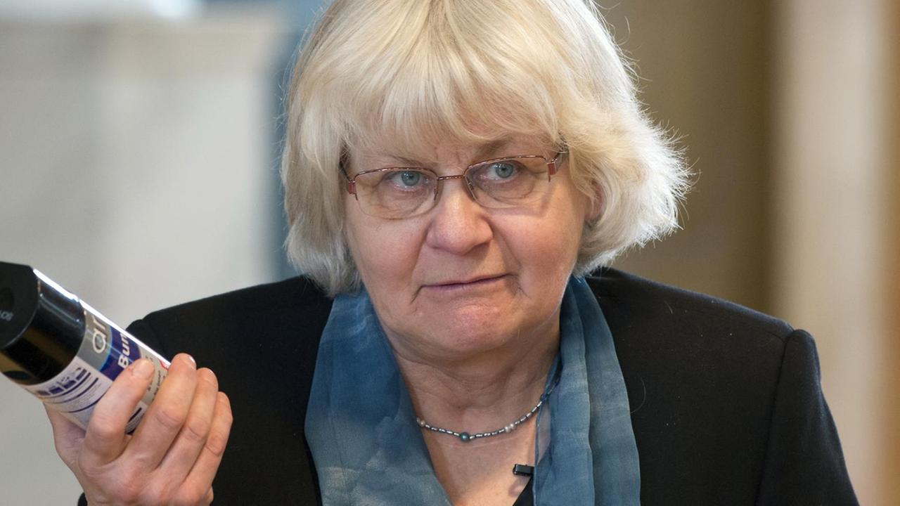 Irmela Mensah-Schramm hält am 7. März 2015 in Göttingen (Niedersachsen) eine Spraydose in der Hand. Irmela Mensah-Schramm hält am 7. März 2015 in Göttingen (Niedersachsen) eine Spraydose in der Hand.