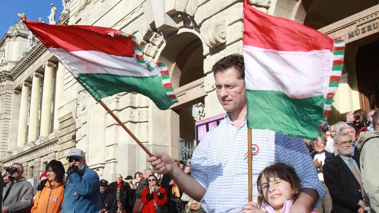 Ungarn demonstrieren am Nationalfeiertag in Budapest für Regierungschef Orban. Ungarn demonstrieren am Nationalfeiertag in Budapest für Regierungschef Orban.