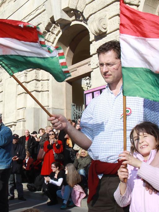 Ungarn demonstrieren am Nationalfeiertag in Budapest für Regierungschef Orban.