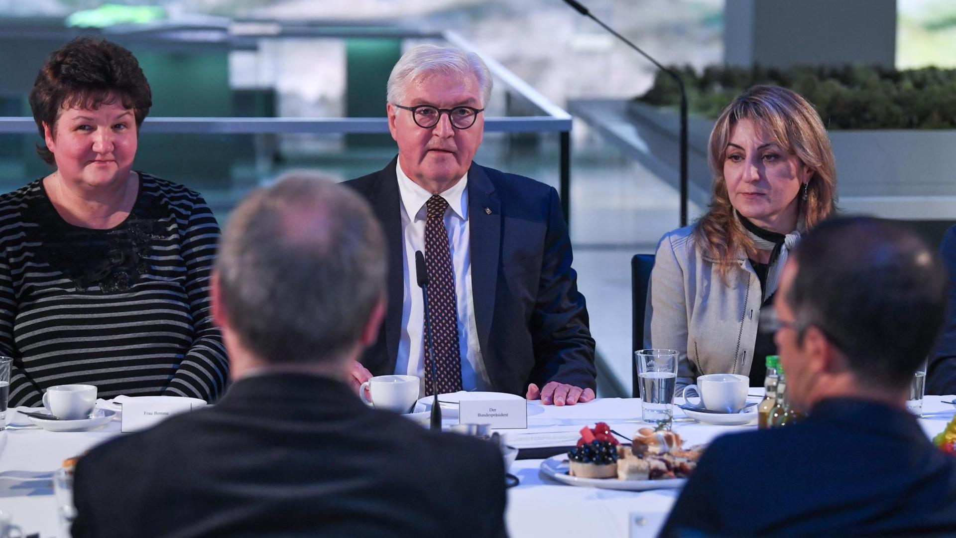 01.11.2018, Sachsen, Chemitz: Frank-Walter Steinmeier (M), Bundespräsident, spricht an einer Cafétafel im Sächsischen Archäologiemuseum in Chemnitz mit Bürgerinnen und Bürgern. Das Staatsoberhaupt informiert sich in Sachsen über die aktuelle Lage. Chemnitz war zuletzt durch rechtsextreme Proteste und Ausschreitungen auch international in die Schlagzeilen geraten. Foto: Hendrik Schmidt/dpa-Zentralbild/dpa | Verwendung weltweit 01.11.2018, Sachsen, Chemitz: Frank-Walter Steinmeier (M), Bundespräsident, spricht an einer Cafétafel im Sächsischen Archäologiemuseum in Chemnitz mit Bürgerinnen und Bürgern. Das Staatsoberhaupt informiert sich in Sachsen über die aktuelle Lage. Chemnitz war zuletzt durch rechtsextreme Proteste und Ausschreitungen auch international in die Schlagzeilen geraten. Foto: Hendrik Schmidt/dpa-Zentralbild/dpa | Verwendung weltweit