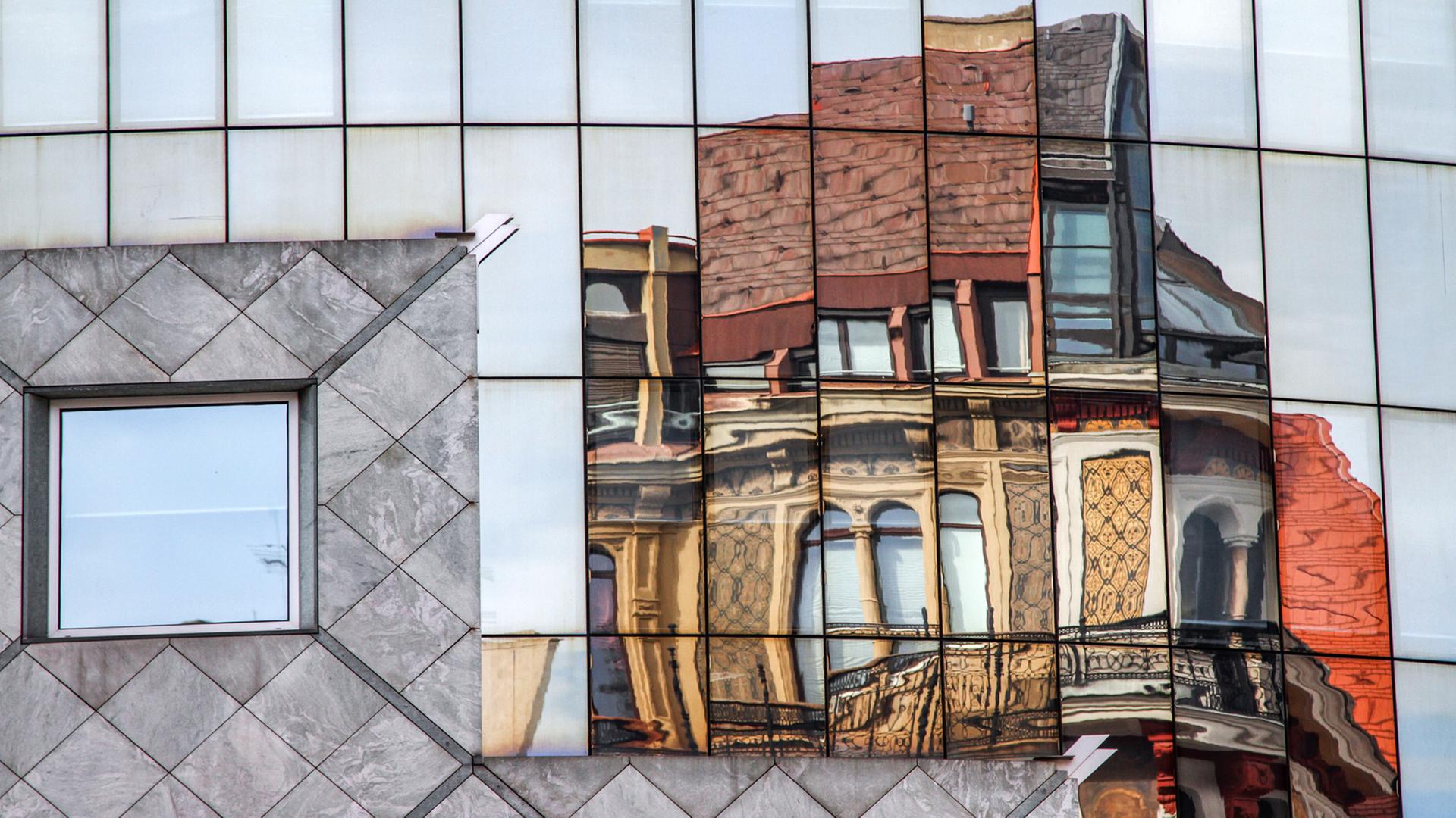 Klanglandschaft Wien. Spiegelung eines Hundertwasser-Hauses im gegenüberliegenden Gebäude. Klanglandschaft Wien. Spiegelung eines Hundertwasser-Hauses im gegenüberliegenden Gebäude.