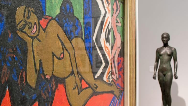 Das Gemälde "Nude with Fan, Verso: Sleeping Milli, 1909-1911" des deutschen Malers Ernst Ludwig Kirchner (1880-1938) hängt am 04.08.2017 in der neuen Sonderausstellung "Der blinde Fleck. Bremen und die Kunst in der Kolonialzeit" in der Kunsthalle Bremen. Rechts im Hintergrund ist die Bronze "Malaiin, 1916" von Martin Kolbe (1877-1947) zu sehen. Beide Werke sind Beispiele, die die Faszination von fremden Menschen in der Darstellung von europäischen Künstlern widerspiegeln. Mit dieser Ausstellung vom 05.08.-19.11.2017 untersucht erstmals ein deutsches Kunstmuseum seine Geschichte auf die Spuren der Kolonialzeit Das Gemälde "Nude with Fan, Verso: Sleeping Milli, 1909-1911" des deutschen Malers Ernst Ludwig Kirchner (1880-1938) hängt am 04.08.2017 in der neuen Sonderausstellung "Der blinde Fleck. Bremen und die Kunst in der Kolonialzeit" in der Kunsthalle Bremen. Rechts im Hintergrund ist die Bronze "Malaiin, 1916" von Martin Kolbe (1877-1947) zu sehen. Beide Werke sind Beispiele, die die Faszination von fremden Menschen in der Darstellung von europäischen Künstlern widerspiegeln. Mit dieser Ausstellung vom 05.08.-19.11.2017 untersucht erstmals ein deutsches Kunstmuseum seine Geschichte auf die Spuren der Kolonialzeit