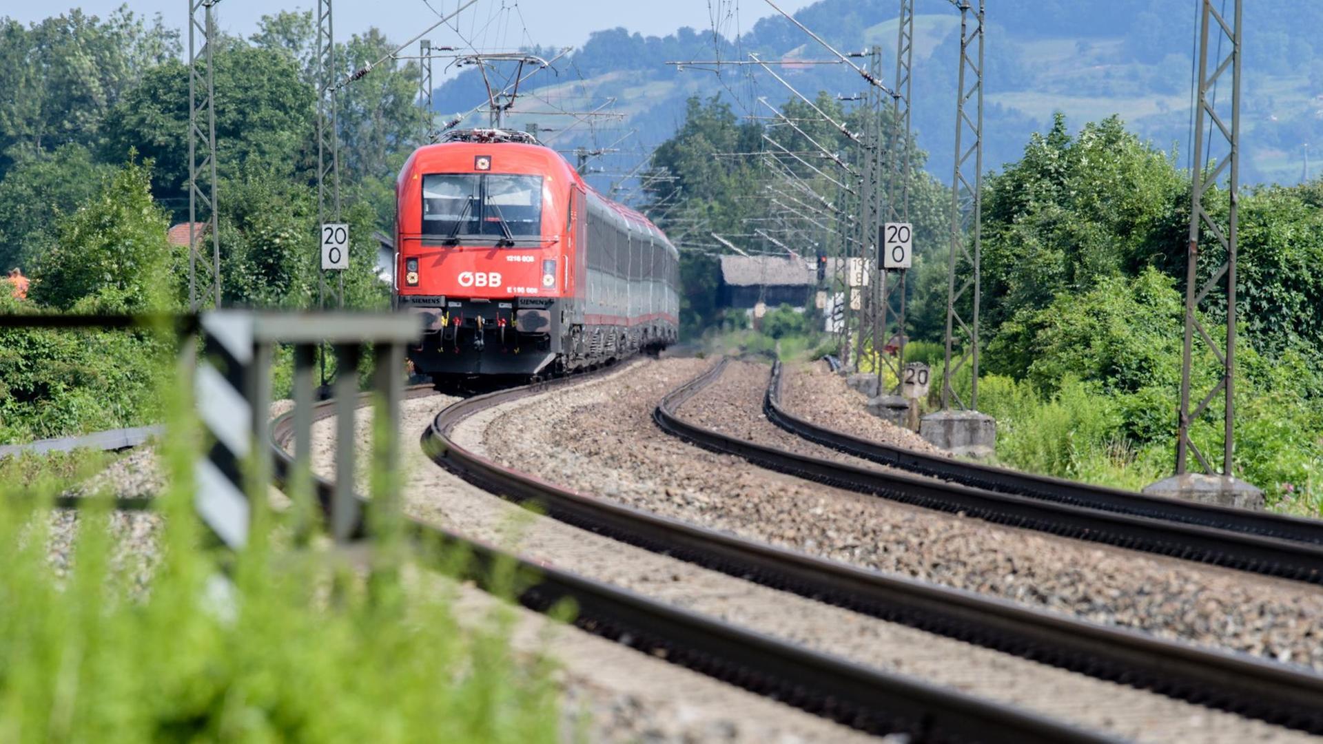 Ein Zug fährt durch die Landschaft. Ein Zug fährt durch die Landschaft.