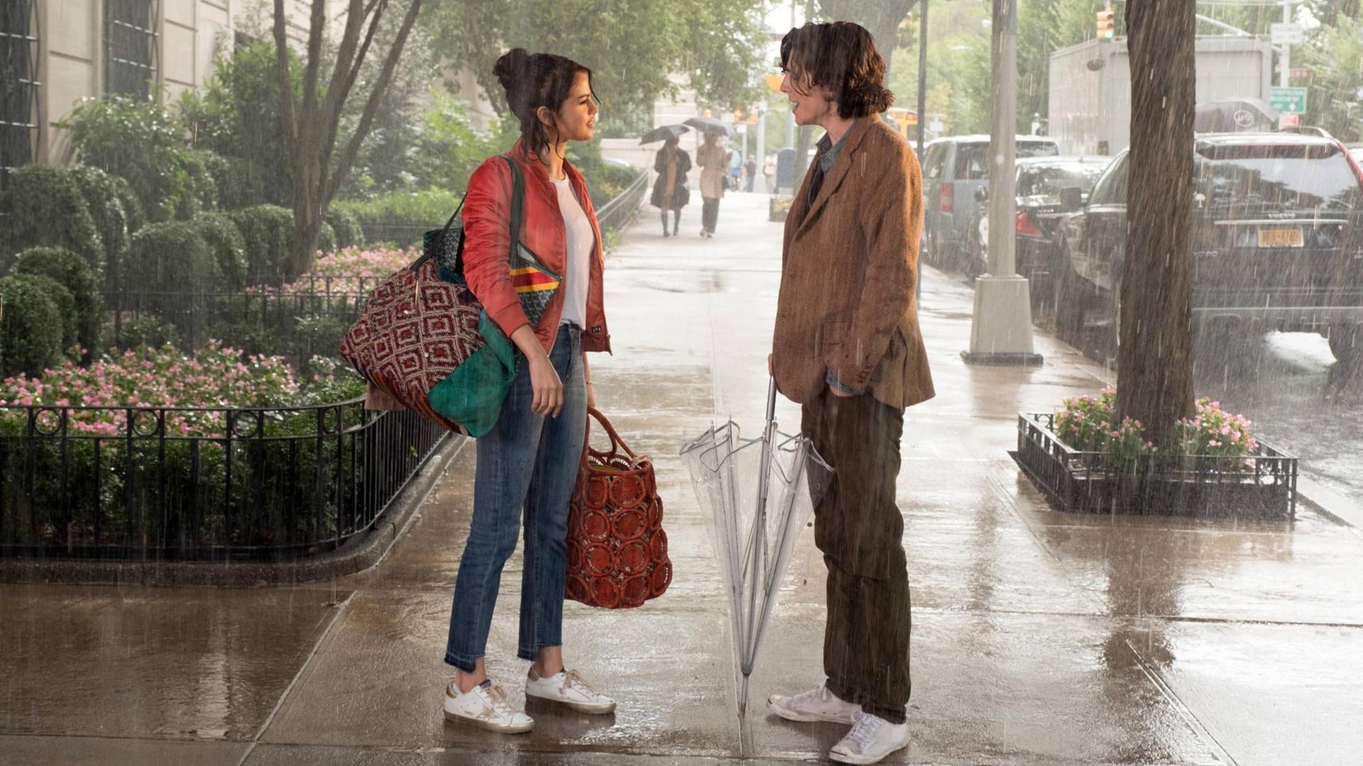 Ein Filmstill mit den Schauspielern Selena Gomez und Timothee Chalametaus in Woody Allens "A RAINY DAY IN NEW YORK", 2019 Jessica Miglio - Gravier Productions - Perdido Productions