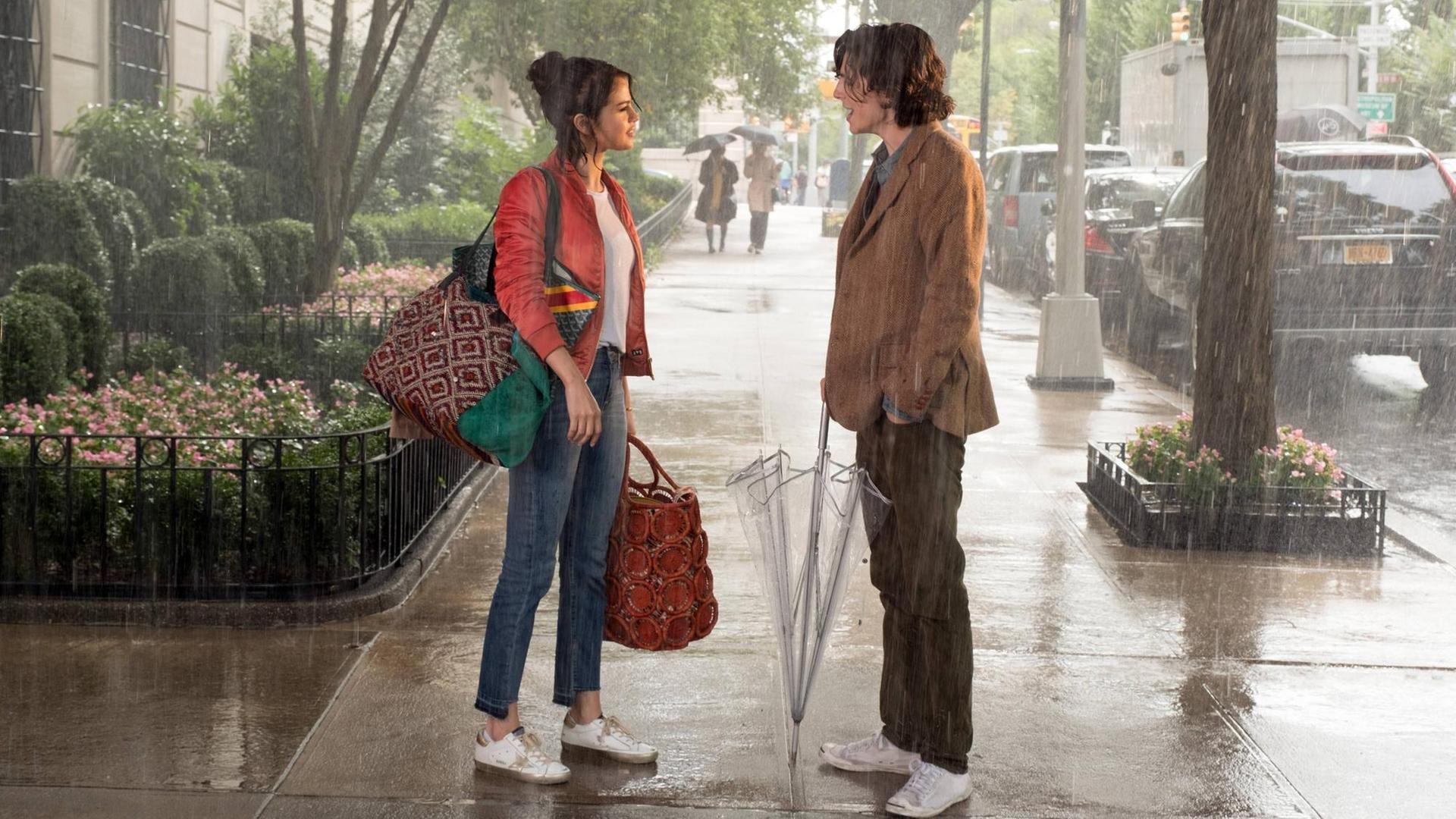 Ein Filmstill mit den Schauspielern Selena Gomez und Timothee Chalametaus in Woody Allens "A RAINY DAY IN NEW YORK", 2019 Jessica Miglio - Gravier Productions - Perdido Productions Ein Filmstill mit den Schauspielern Selena Gomez und Timothee Chalametaus in Woody Allens "A RAINY DAY IN NEW YORK", 2019 Jessica Miglio - Gravier Productions - Perdido Productions