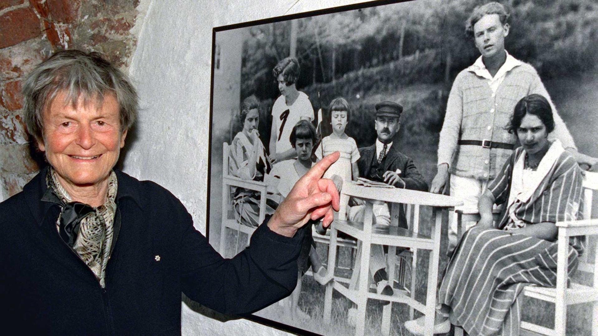 Elisabeth Mann Borgese 1998 vor einem Familienfoto im Lübecker Buddenbrookhaus. Die Wissenschaftlerin, Schriftstellerin und Mitbegründerin des "Club of Rome" lebte von 1918 - 2002. Sie war die jüngste Tochter des Schriftstellers Thomas Mann. Elisabeth Mann Borgese 1998 vor einem Familienfoto im Lübecker Buddenbrookhaus. Die Wissenschaftlerin, Schriftstellerin und Mitbegründerin des "Club of Rome" lebte von 1918 - 2002. Sie war die jüngste Tochter des Schriftstellers Thomas Mann.