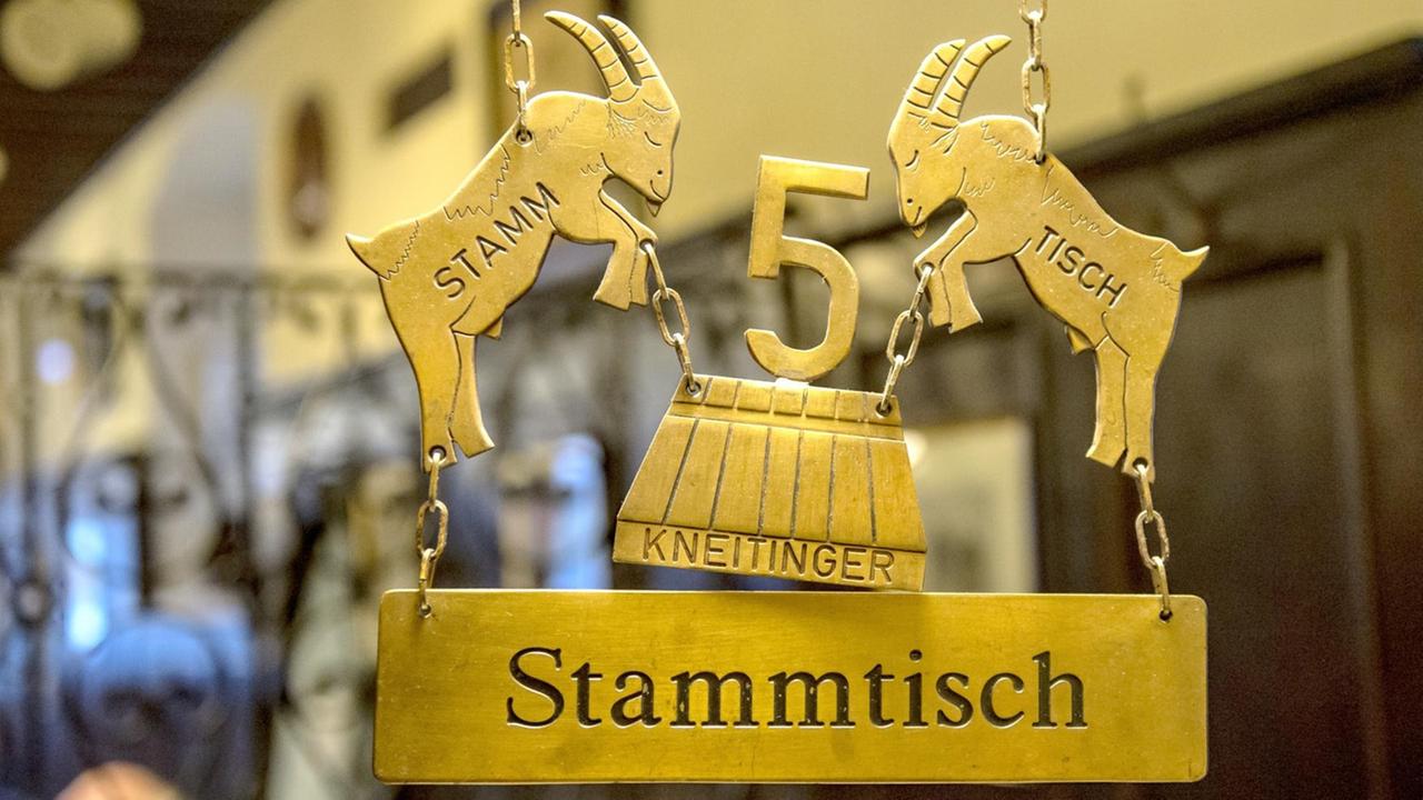 "Stammtisch" steht an einem Schild über einem Tisch in der Gaststube in einem Wirtshaus "Stammtisch" steht an einem Schild über einem Tisch in der Gaststube in einem Wirtshaus