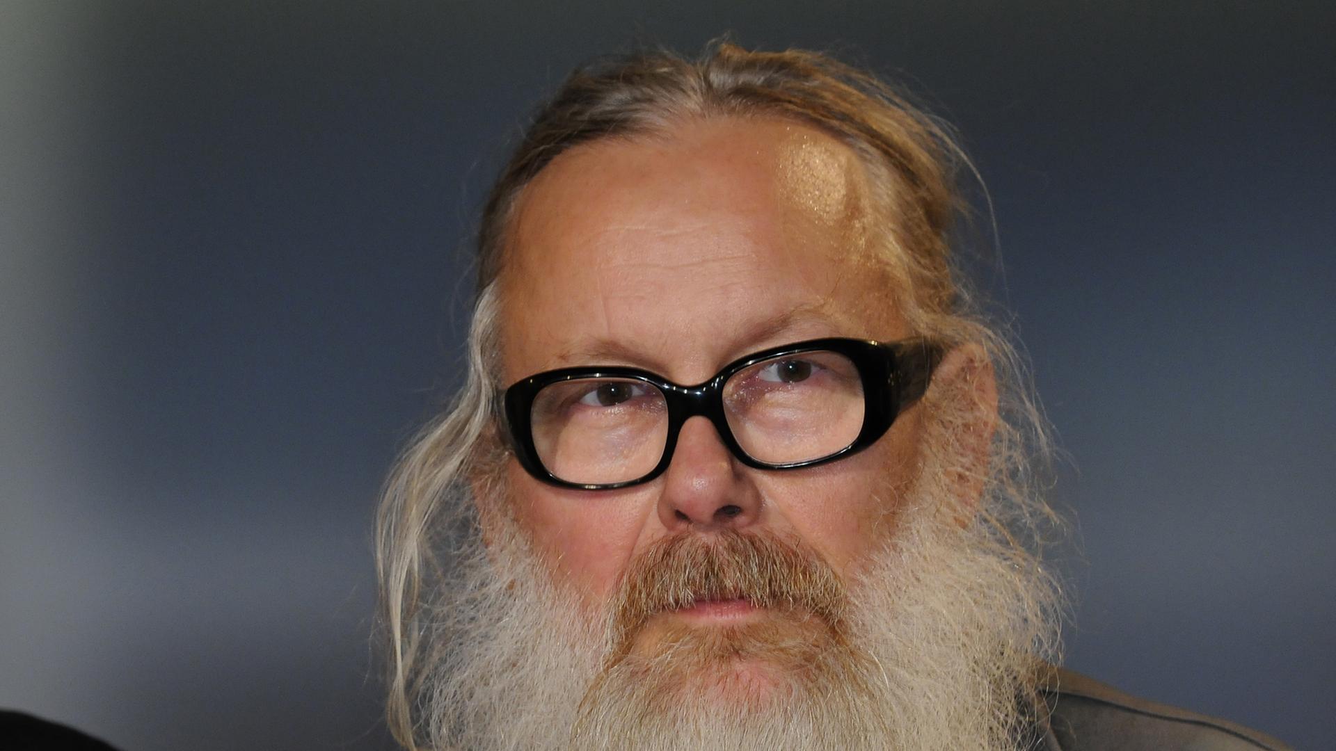 Langer weißer Rauschebart, dicke Brille: Der Berliner Umzugsunternehmer Klaus Zapf Langer weißer Rauschebart, dicke Brille: Der Berliner Umzugsunternehmer Klaus Zapf