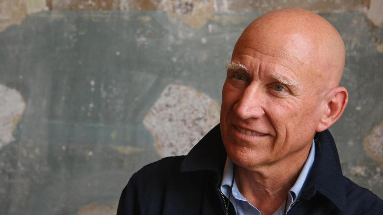 Der brasilianische Fotograf Sebastiao Salgado steht vor einer kahlen Wand in Berlin. Der brasilianische Fotograf Sebastiao Salgado steht vor einer kahlen Wand in Berlin.