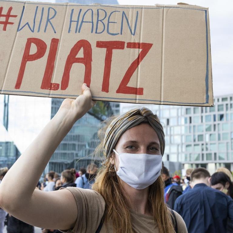 Berlin, Deutschland. 9 September 2020. Hundreds of protesters rally in Washingtonplatz square demanding Germany welcome protesters from the fire ravaged refugee camp of Moria on the Greek island of Lesbos. |