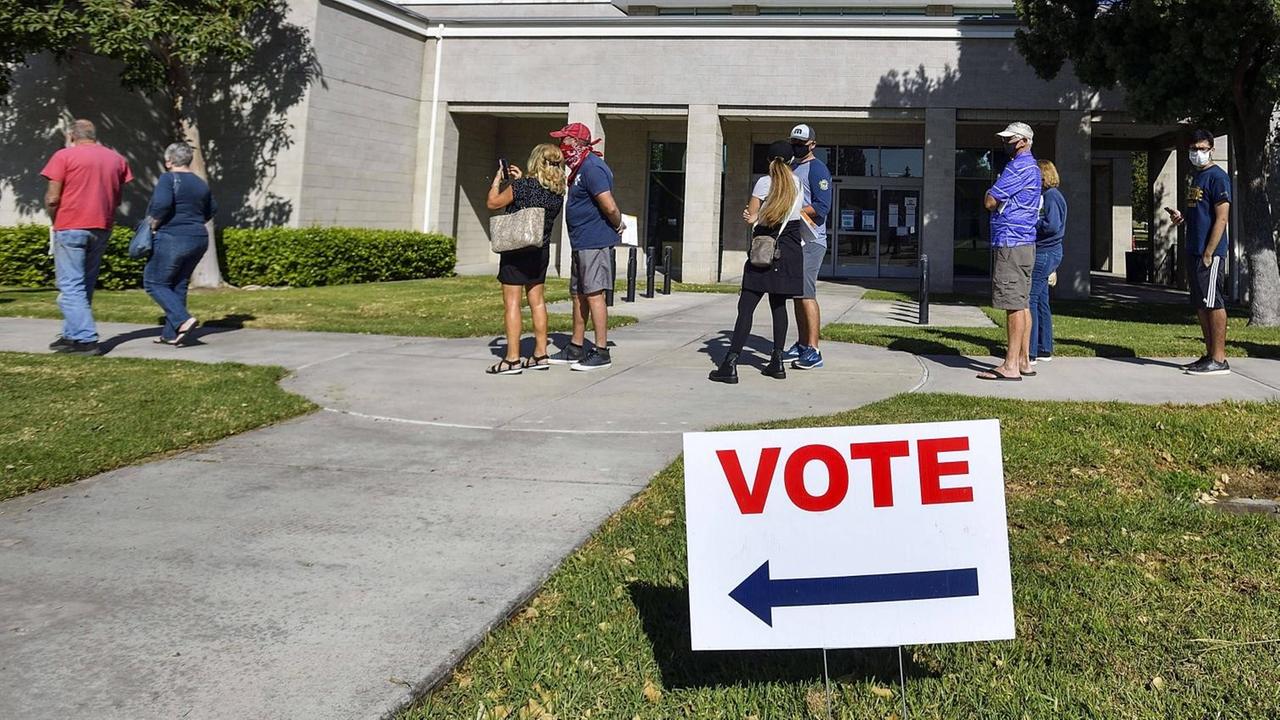 Wählerinnen und Wähler am 30. Oktober 2020 in einer Schlange vor einem Wahllokal im kalifornischen Yorba Linda, USA Wählerinnen und Wähler am 30. Oktober 2020 in einer Schlange vor einem Wahllokal im kalifornischen Yorba Linda, USA