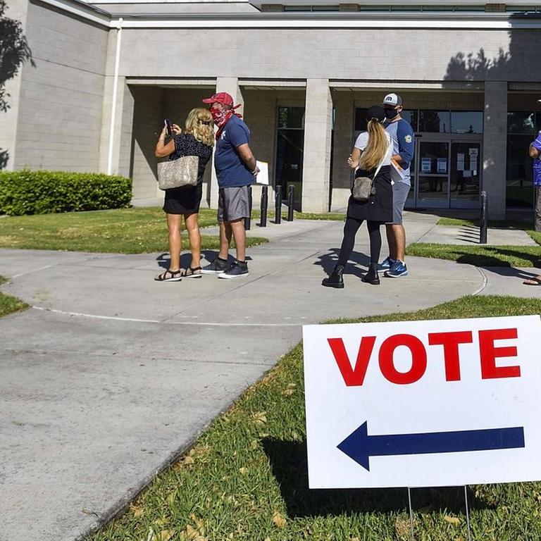 Wählerinnen und Wähler am 30. Oktober 2020 in einer Schlange vor einem Wahllokal im kalifornischen Yorba Linda, USA