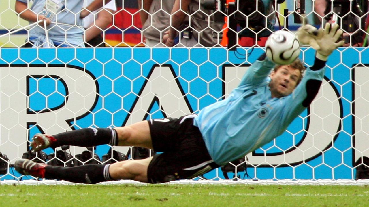 Jens Lehmann hält einen Elfmeter gegen Argentinien im Viertelfinale der Fußball-WM 2006.