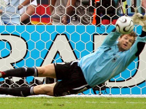 Jens Lehmann hält einen Elfmeter gegen Argentinien im Viertelfinale der Fußball-WM 2006.
