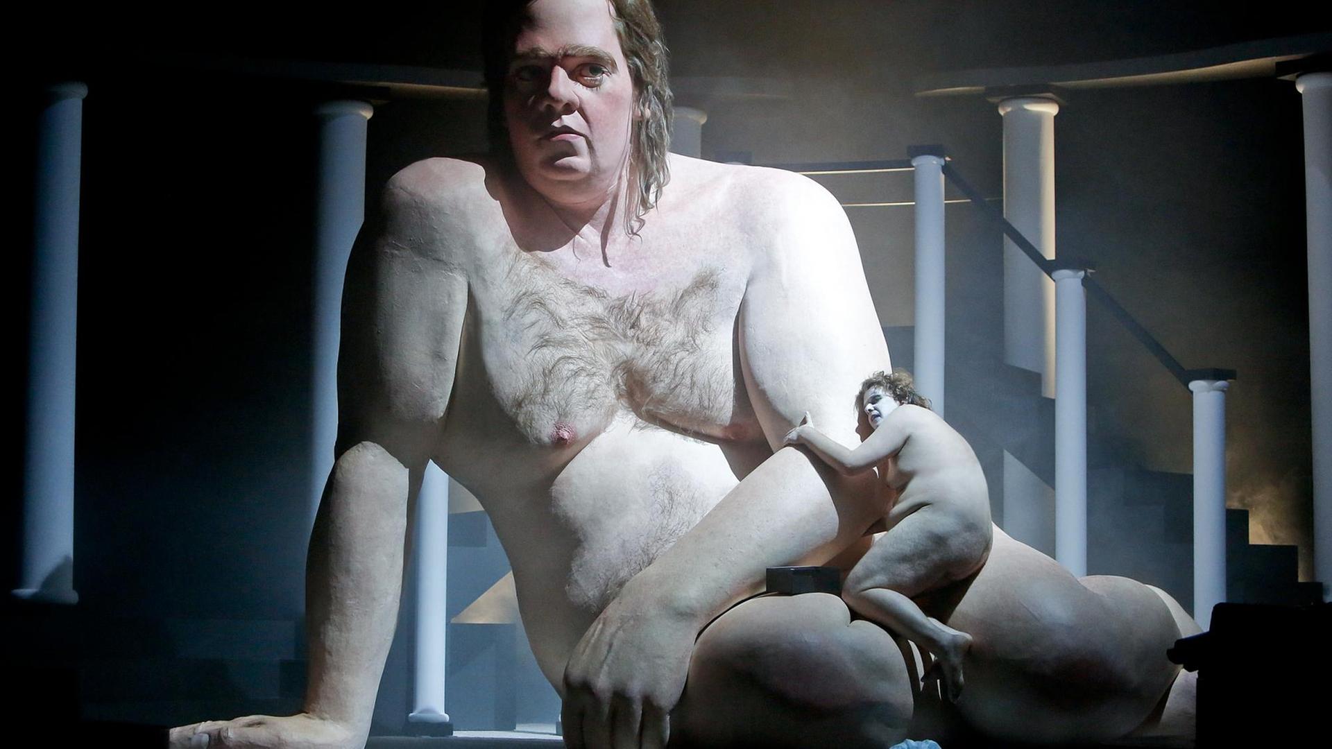 Benny Claessens im Theaterstück "Salome" am Maxim Gorki Theater Benny Claessens im Theaterstück "Salome" am Maxim Gorki Theater