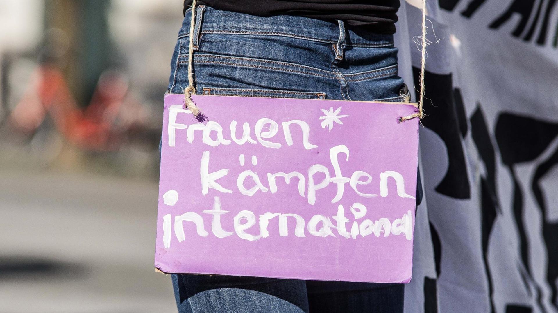 "Frauen kämpfen international" steht auf dem Schild einer Protestierenden bei einer Demonstration gegen den Austritt der Türkei aus der Istanbul-Konvention, aufgenommen am 26. März 2021