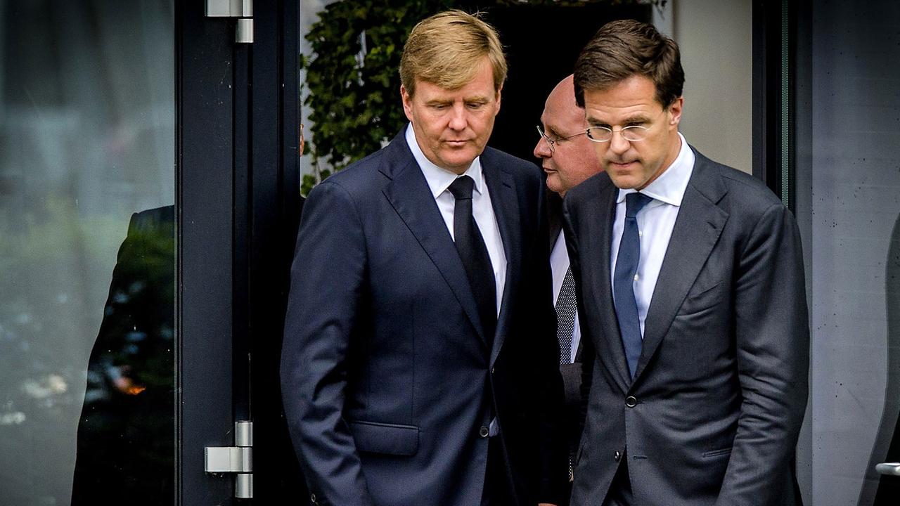 Der niederländische König Willem-Alexander (l.) und Premierminister Mark Rutte haben am 21.07.2014 in Utrecht Angehörige der Opfer des Flugzeugabsturzes in der Ost-Ukraine getroffen.