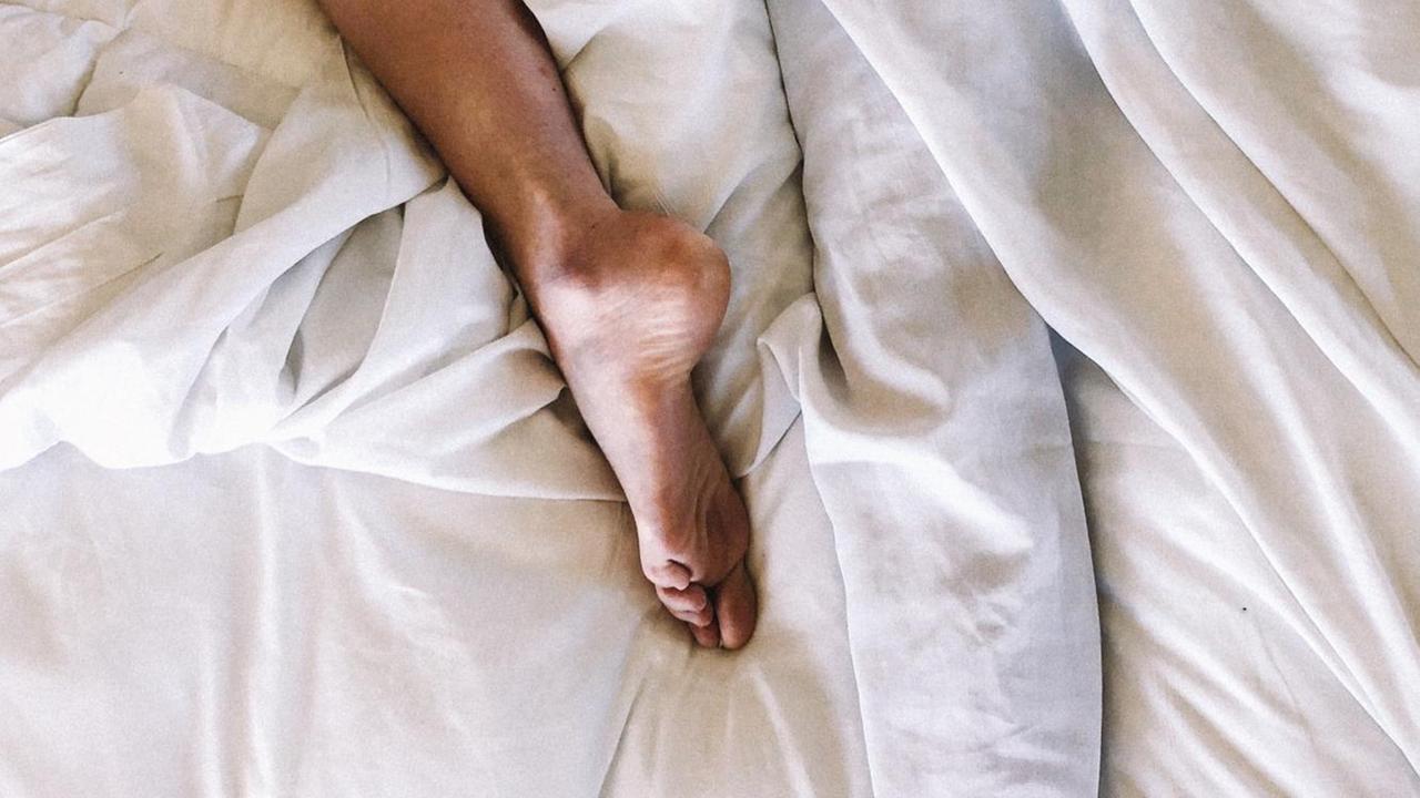 Ein nackter Fuß im Bett Ein nackter Fuß im Bett