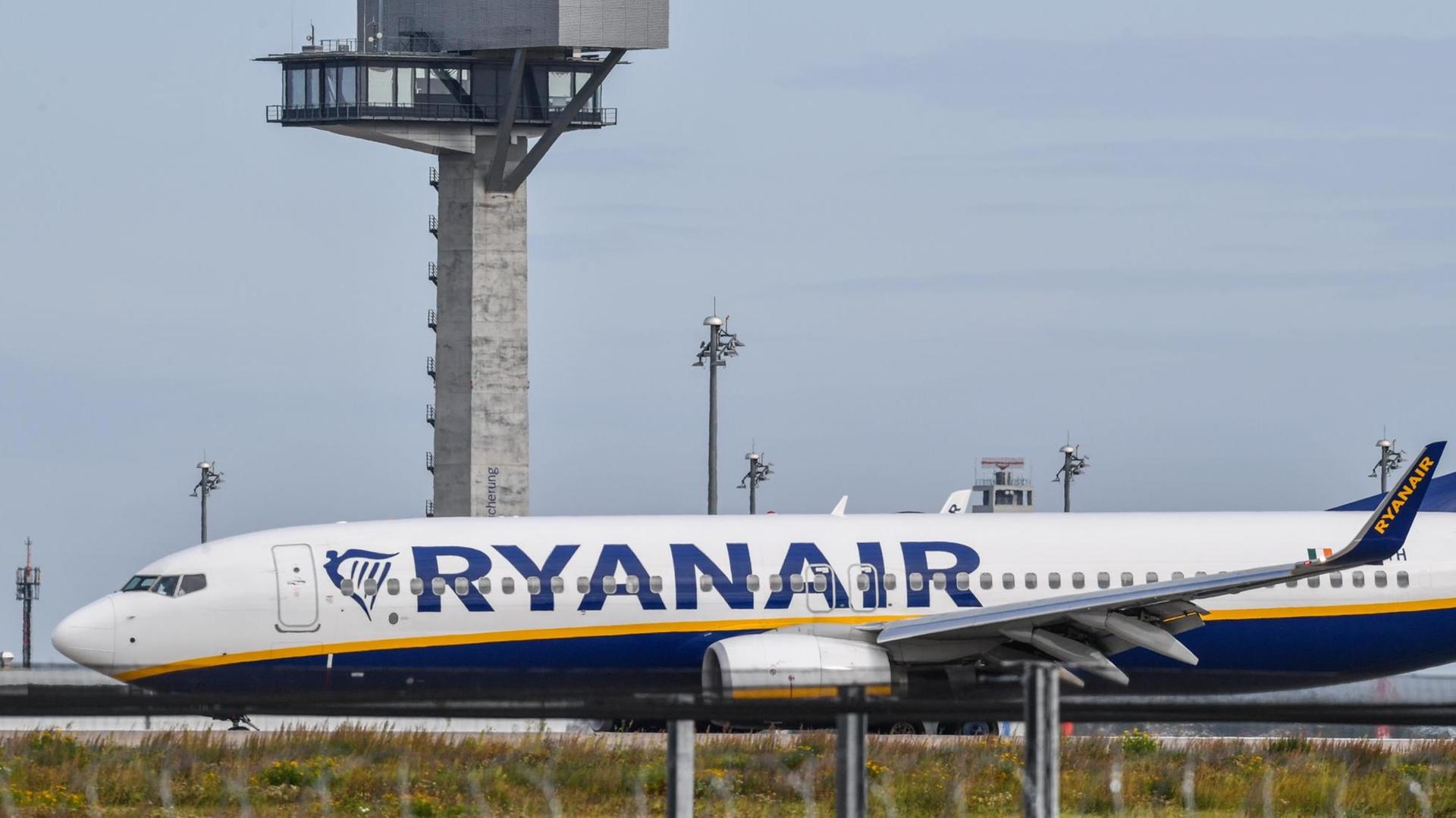 Ein Passagierflugzeug der irischen Billigfluggesellschaft Ryanair landet am 12.09.2017 auf der Südbahn am Berlin Brandenburg Airport Willy Brandt (BER) nahe Schönefeld (Brandenburg).