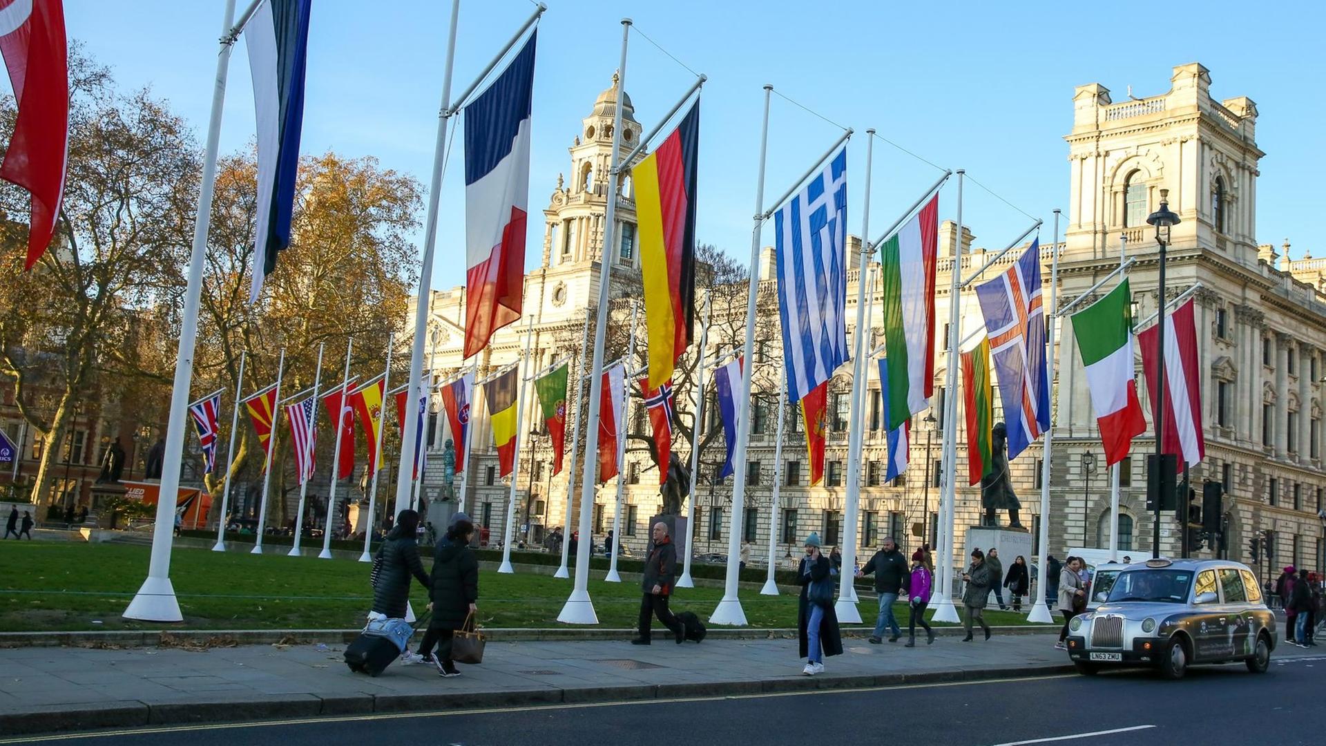 Das Foto aus London zeigt Flaggen von NATO-Mitgliedsstaaten auf dem Parlamentplatz vor dem Nato-Gipfel zum 70-jährigen Bestehen der Allianz.