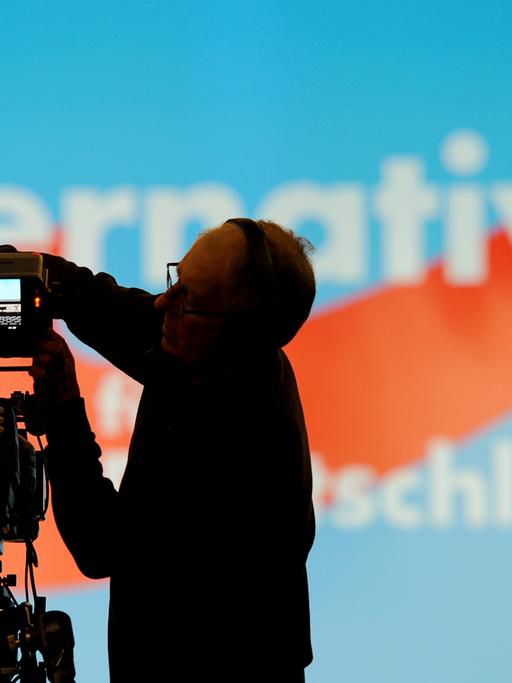 Ein Kameramann baut im Januar 2015 kurz vor Beginn des Bundesparteitages der Partei Alternative für Deutschland (AfD) in Bremen vor der Veranstaltungsbühne im Congress Centrum eine Kamera auf.