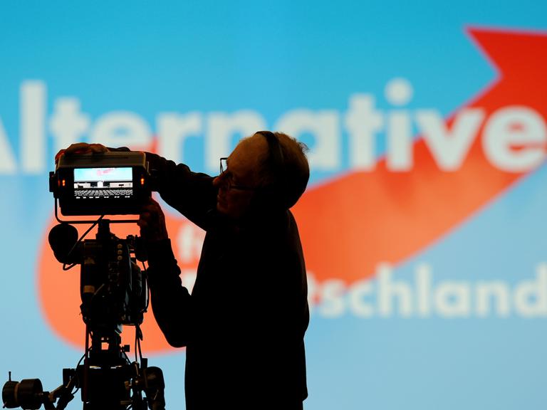Ein Kameramann baut im Januar 2015 kurz vor Beginn des Bundesparteitages der Partei Alternative für Deutschland (AfD) in Bremen vor der Veranstaltungsbühne im Congress Centrum eine Kamera auf.