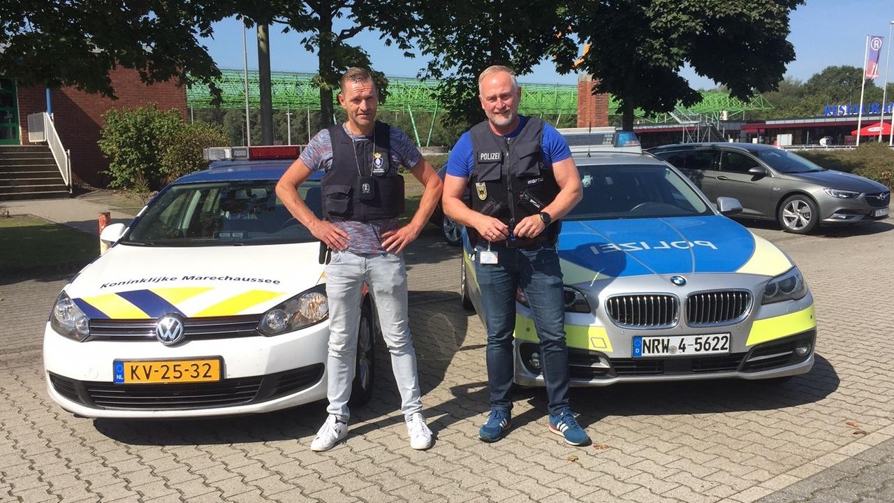 Bert Bruins (Niederlande) und Gerd Reckels (Deutschland) vor ihren beiden Streifenwagen Bert Bruins (Niederlande) und Gerd Reckels (Deutschland) vor ihren beiden Streifenwagen