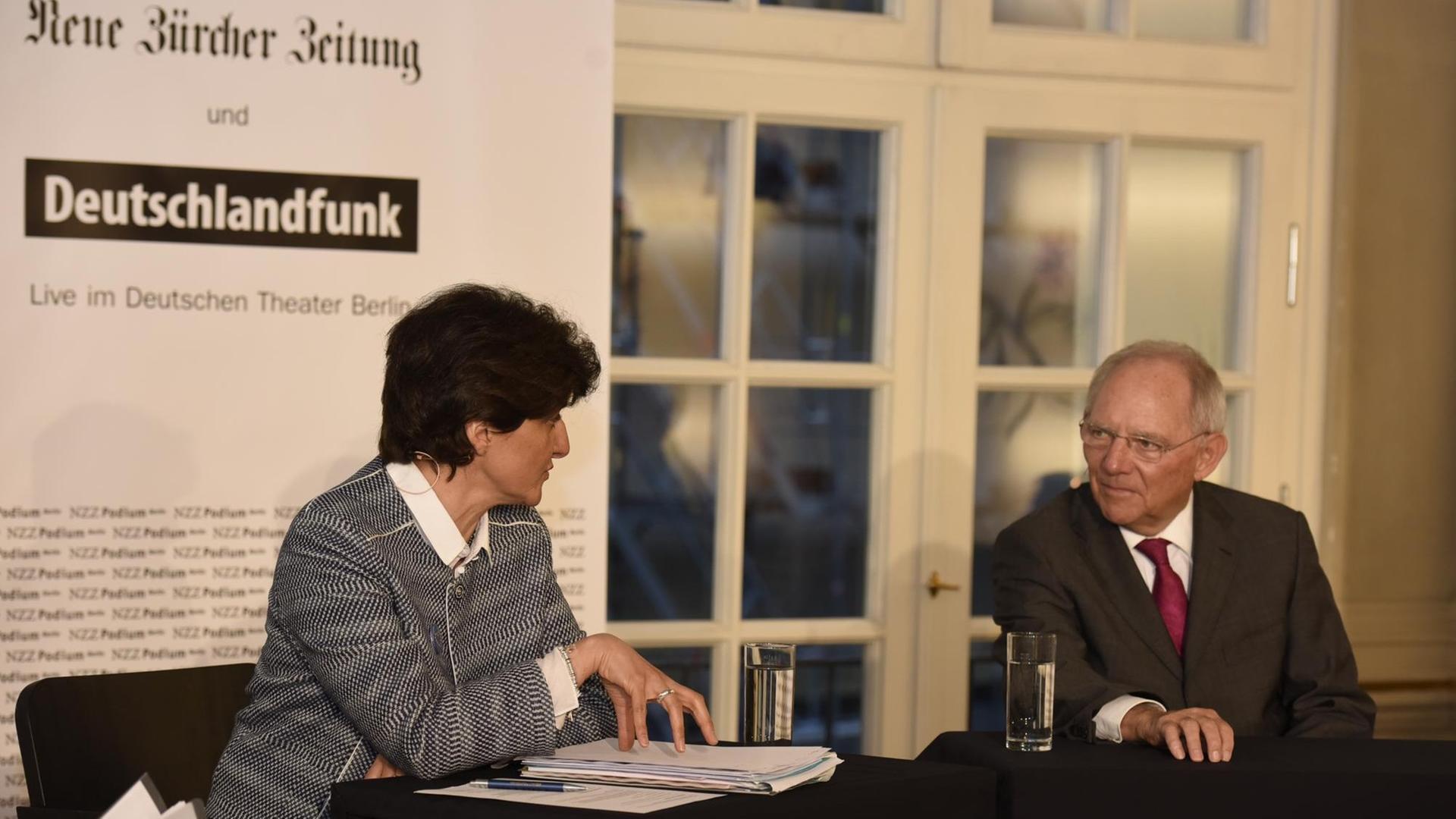 Die liberale Europaabgeordnete Sylvie Goulard aus Frankreich und Bundesfinanzminister Dr. Wolfgang Schäuble (CDU) im Gespräch während der Sendung Zur Diskussion.