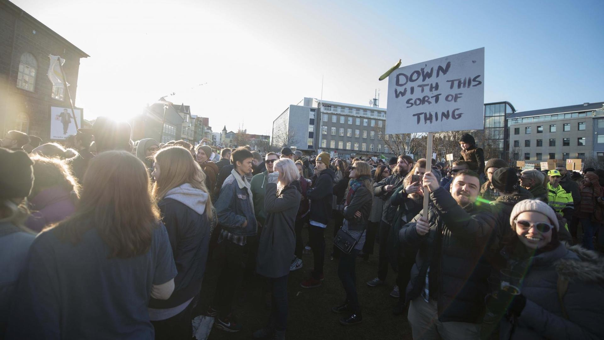 Demonstranten vor dem Parlament in Reykjavík fordern den Rücktritt von Ministerpräsident Gunnlaugsson. Demonstranten vor dem Parlament in Reykjavík fordern den Rücktritt von Ministerpräsident Gunnlaugsson.