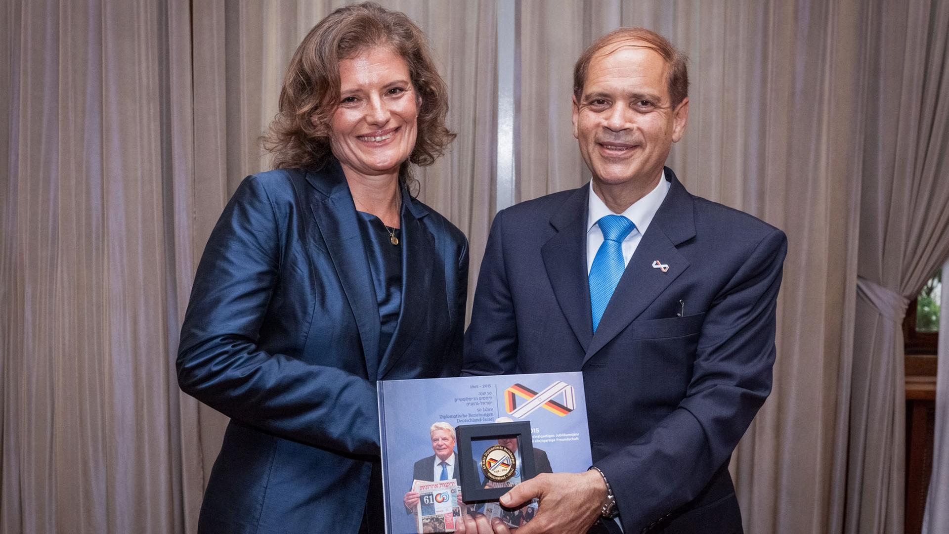 Israels Botschafter Yakov Hadas-Handelsman verleiht Ehrenmedaille an Ayala Nagel Israels Botschafter Yakov Hadas-Handelsman verleiht Ehrenmedaille an Ayala Nagel