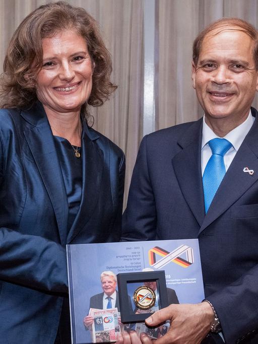 Israels Botschafter Yakov Hadas-Handelsman verleiht Ehrenmedaille an Ayala Nagel