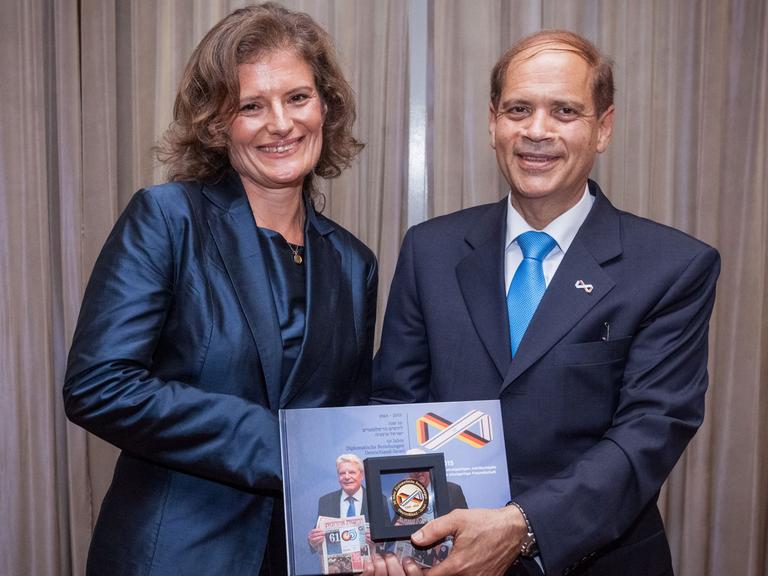 Israels Botschafter Yakov Hadas-Handelsman verleiht Ehrenmedaille an Ayala Nagel