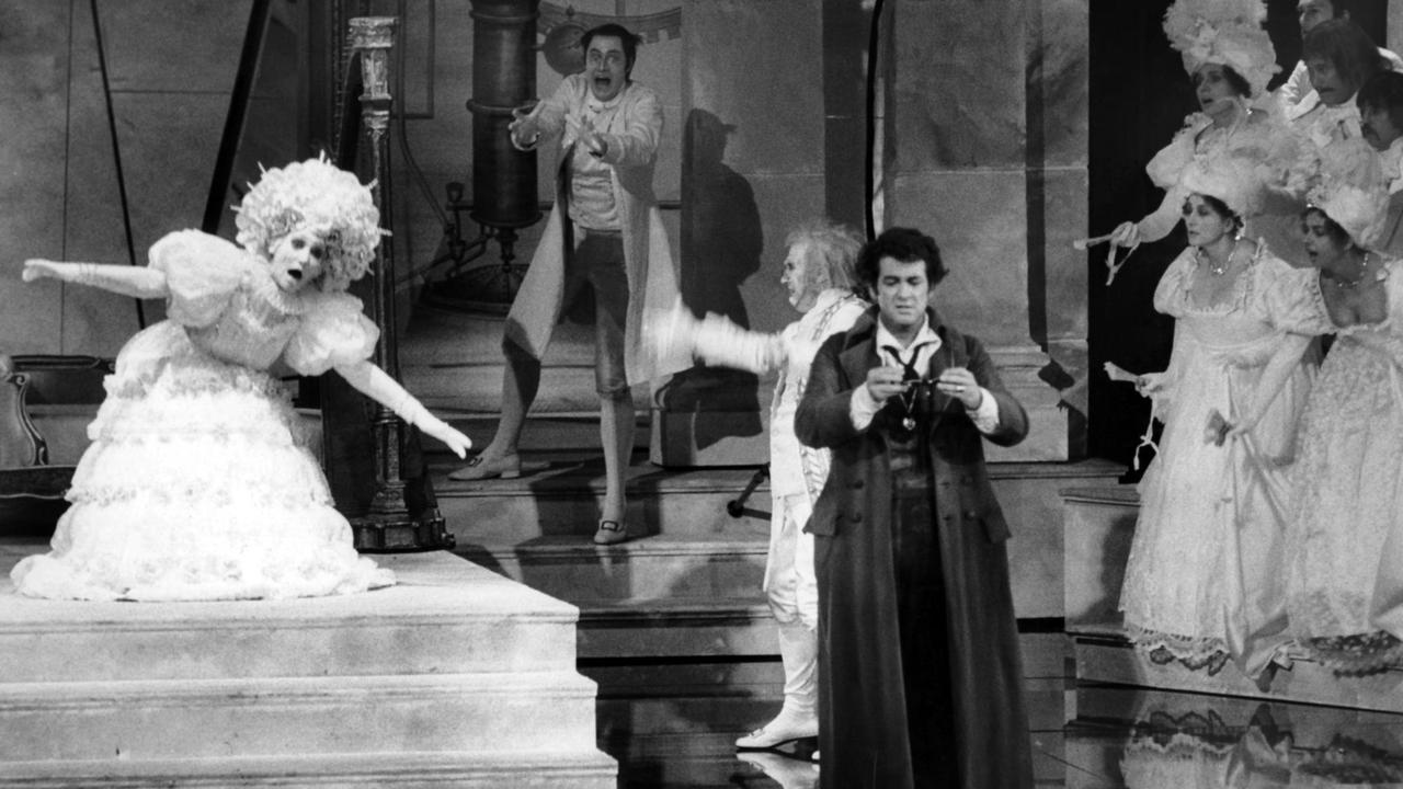 Edda Moser als Olympia, Gerard Friedmann als Spalanzani und Placido Domingo als Hoffmann (vorn) während einer Probe am 25.07.1980. Die Oper Hoffmanns Erzählungen von Jacques Offenbach stand am 26.07.1980 im Großen Festspielhaus in der Inszenierung und dem Bühnenbild von Jean-Pierre Ponelle auf dem Programm der Salzburger Festspiele. Edda Moser als Olympia, Gerard Friedmann als Spalanzani und Placido Domingo als Hoffmann (vorn) während einer Probe am 25.07.1980. Die Oper Hoffmanns Erzählungen von Jacques Offenbach stand am 26.07.1980 im Großen Festspielhaus in der Inszenierung und dem Bühnenbild von Jean-Pierre Ponelle auf dem Programm der Salzburger Festspiele.
