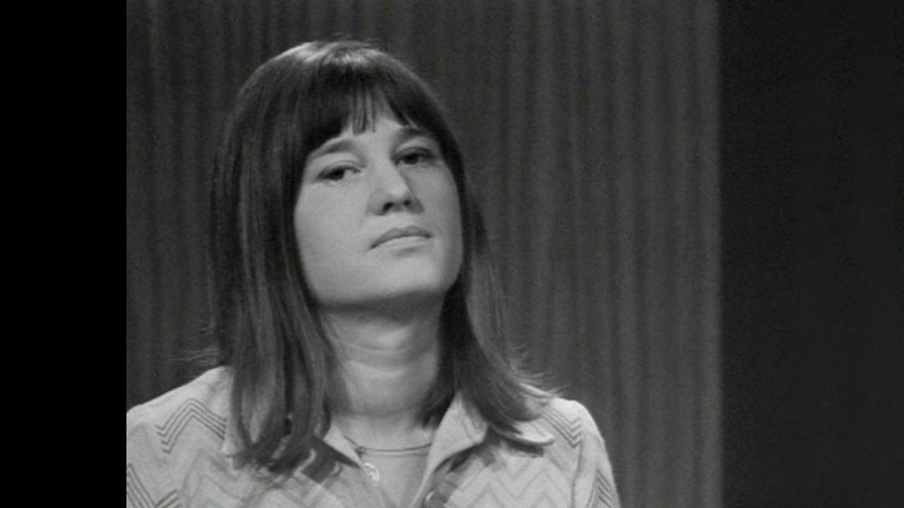 HANDOUT - Eine Szene des Kinofilms «Une Jeunesse Allemande - Eine deutsche Jugend» (undatierte Filmszene) zeigt Ulrike Meinhof in der Talk-Runde "Die ausgehöhlte Autorität". Die Dokumentation kommt am 21.05.2015 in die deutschen Kinos. Foto: SWR/W-Film/dpa (zu dpa-Kinostarts vom 14.05.2015 - ACHTUNG: Verwendung nur für redaktionelle Zwecke im Zusammenhang mit der Berichterstattung über den genannten Film und nur bei Urheber-Nennung «Foto: SWR/W-Film/dpa») | HANDOUT - Eine Szene des Kinofilms «Une Jeunesse Allemande - Eine deutsche Jugend» (undatierte Filmszene) zeigt Ulrike Meinhof in der Talk-Runde "Die ausgehöhlte Autorität". Die Dokumentation kommt am 21.05.2015 in die deutschen Kinos. Foto: SWR/W-Film/dpa (zu dpa-Kinostarts vom 14.05.2015 - ACHTUNG: Verwendung nur für redaktionelle Zwecke im Zusammenhang mit der Berichterstattung über den genannten Film und nur bei Urheber-Nennung «Foto: SWR/W-Film/dpa») |