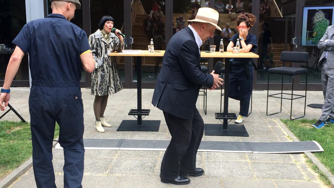 Der Künstler William Kentridge läuft rückwärts - beim Performance-Festival "Foreign Affairs" der Berliner Festspiele 2016 Der Künstler William Kentridge läuft rückwärts - beim Performance-Festival "Foreign Affairs" der Berliner Festspiele 2016