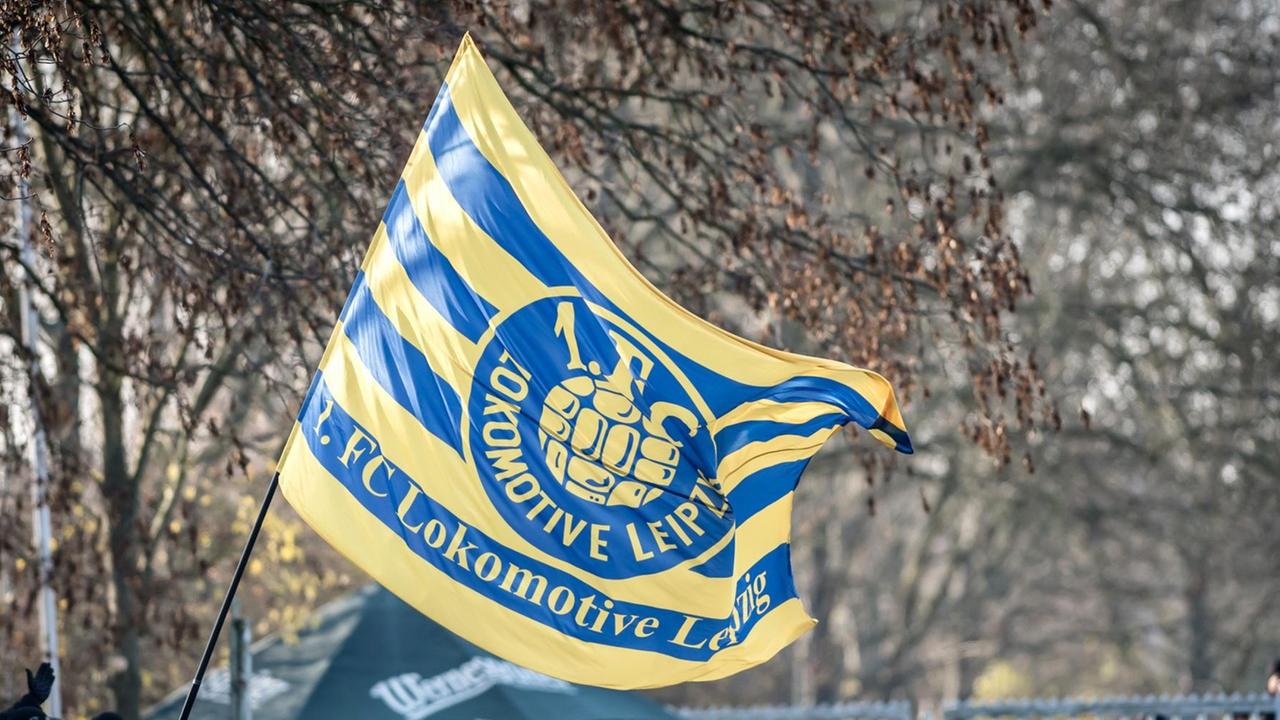Fans von Lok Leipzig schwenken eine Fahne. Fans von Lok Leipzig schwenken eine Fahne.
