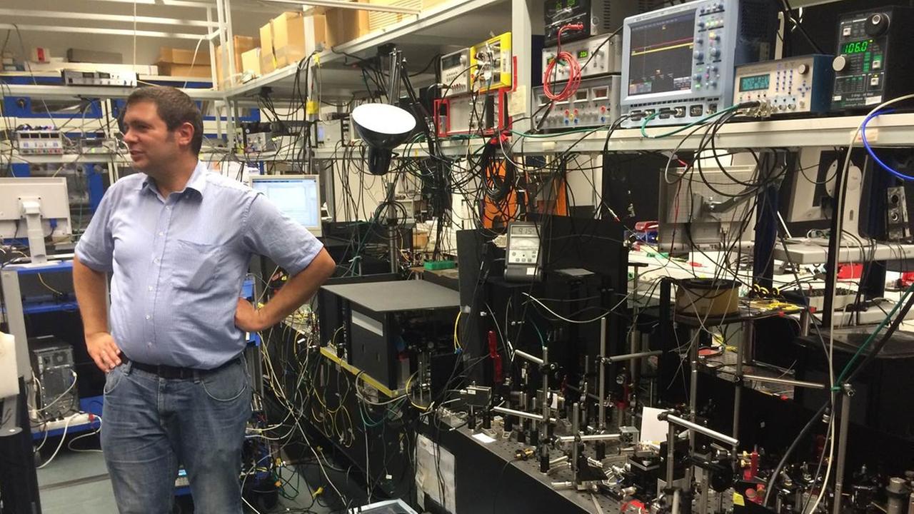 Der Physiker Dominique Elser in seinem Labor im Erlangener Max-Planck-Institut für die Physik des Lichts Der Physiker Dominique Elser in seinem Labor im Erlangener Max-Planck-Institut für die Physik des Lichts