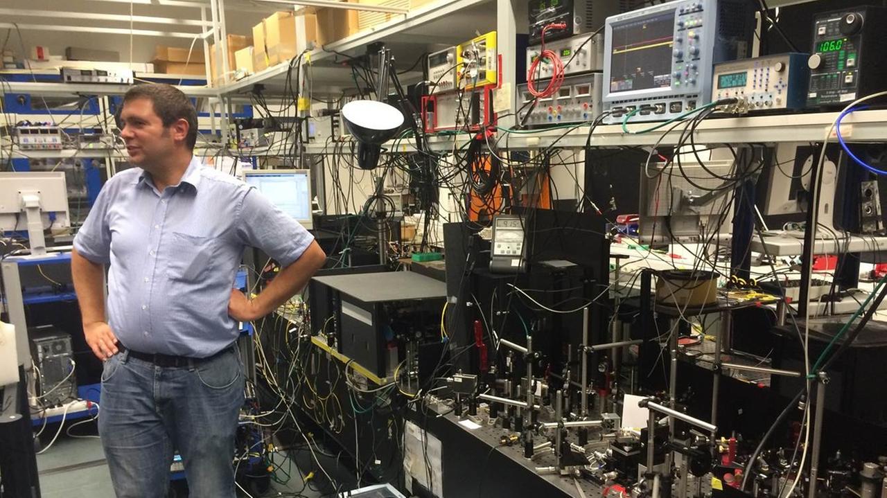 Der Physiker Dominique Elser in seinem Labor im Erlangener Max-Planck-Institut für die Physik des Lichts Der Physiker Dominique Elser in seinem Labor im Erlangener Max-Planck-Institut für die Physik des Lichts