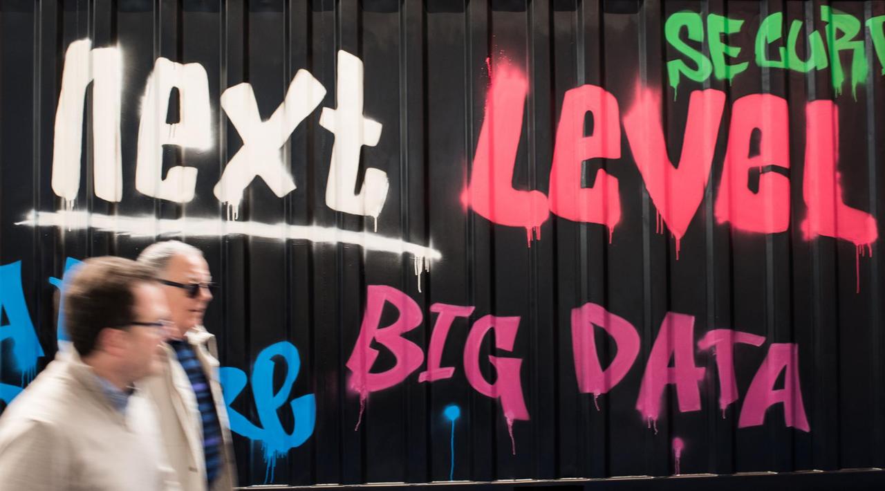 'Next Level Big Data' steht am 17.03.2015 auf der CeBIT in Hannover mit Graffiti auf einem Container 'Next Level Big Data' steht am 17.03.2015 auf der CeBIT in Hannover mit Graffiti auf einem Container