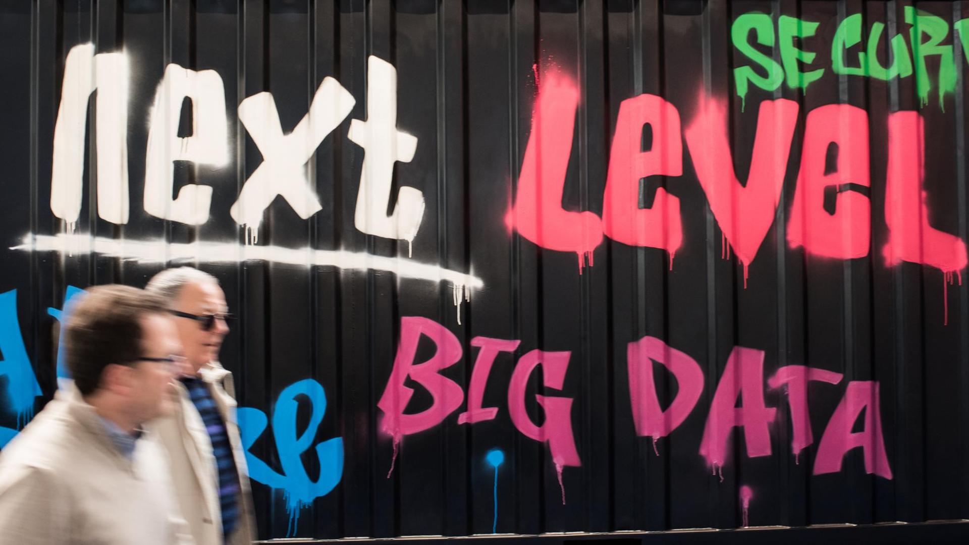 "Next Level Big Data" steht mit Graffiti auf einem Container "Next Level Big Data" steht mit Graffiti auf einem Container