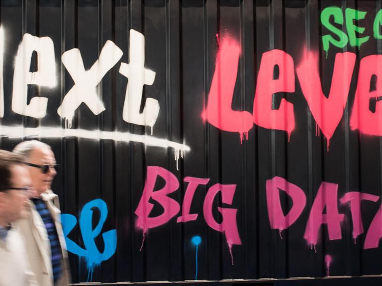 "Next Level Big Data" steht mit Graffiti auf einem Container