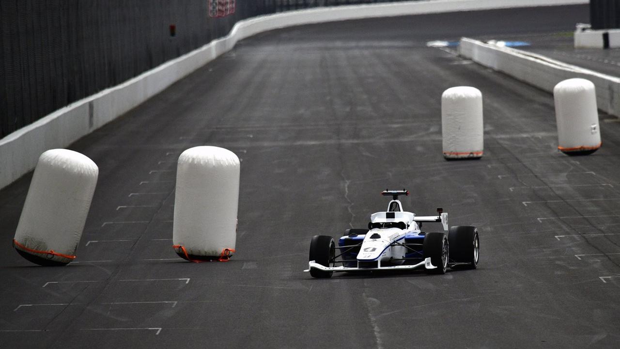 Ein autonom fahrender Rennwagen der TU München nimmt an der Indy Autonomous Challenge 2021 teil. Ein autonom fahrender Rennwagen der TU München nimmt an der Indy Autonomous Challenge 2021 teil.