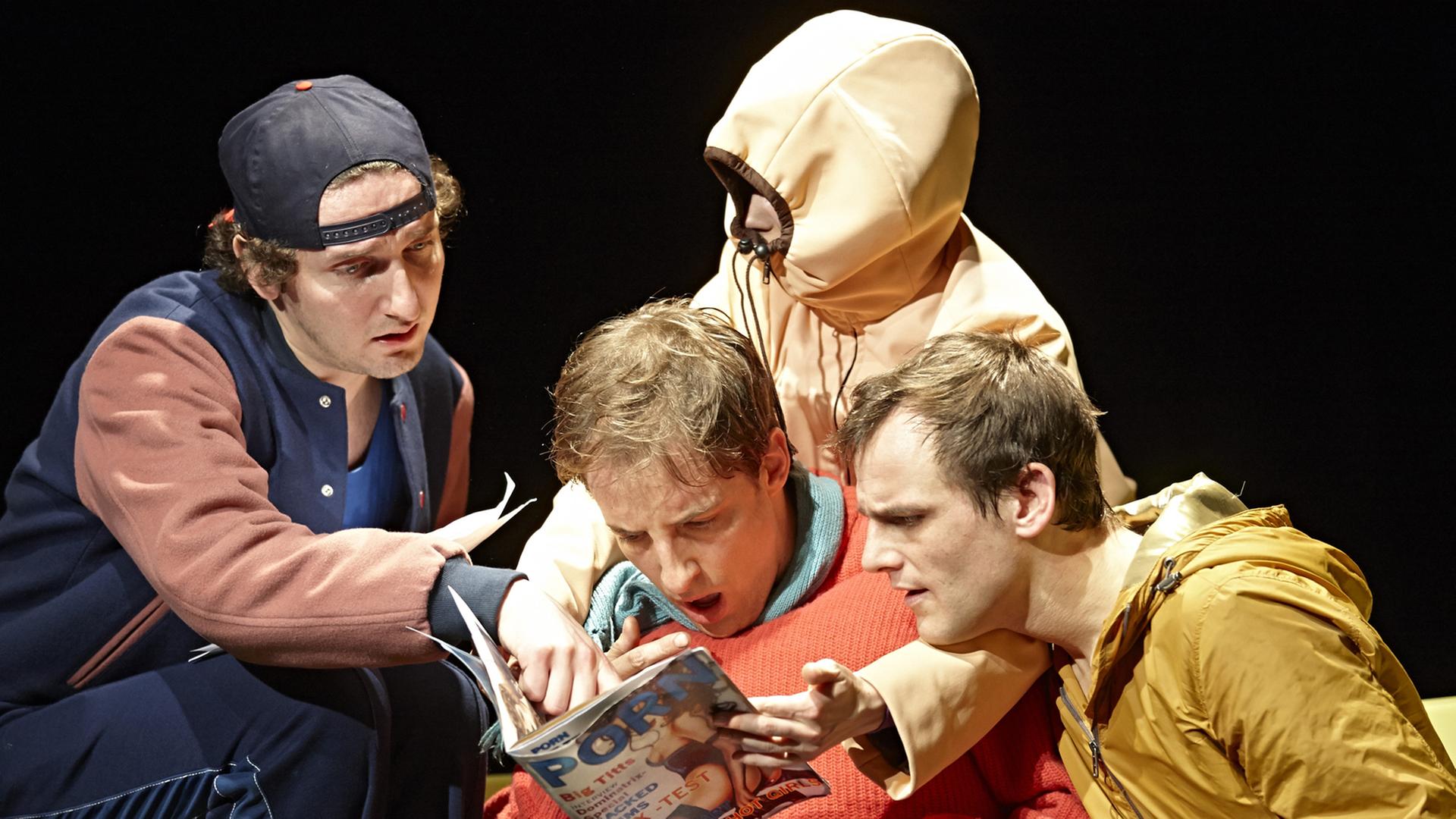 Szene aus der "South Park"-Adaption am Jungen Schauspiel Hannover. Vier Darsteller lesen gemeinsam in einem Porno-Heft Szene aus der "South Park"-Adaption am Jungen Schauspiel Hannover. Vier Darsteller lesen gemeinsam in einem Porno-Heft