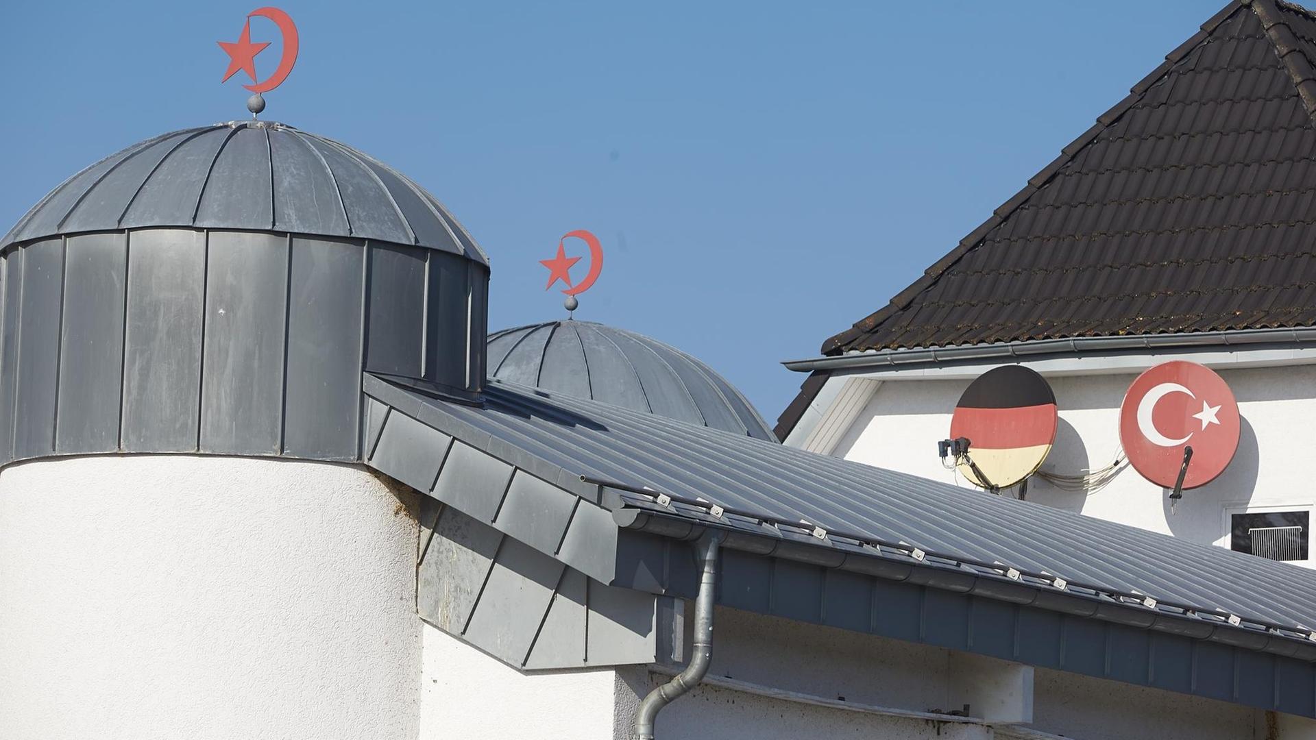 Das Foto vom 15.02.2017 zeigt die DITIB-Moschee in Fürthen (Rheinland-Pfalz). Fahnder des Bundeskriminalamtes haben das Anwesen aufgrund von Spionage-Vorwürfen gegen Imame des islamischen Moscheeverbandes DITIB durchsucht. Foto: Thomas Frey/dpa | Verwendung weltweit Das Foto vom 15.02.2017 zeigt die DITIB-Moschee in Fürthen (Rheinland-Pfalz). Fahnder des Bundeskriminalamtes haben das Anwesen aufgrund von Spionage-Vorwürfen gegen Imame des islamischen Moscheeverbandes DITIB durchsucht. Foto: Thomas Frey/dpa | Verwendung weltweit